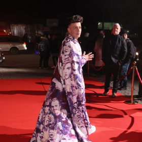 Na dlouhé vlečky už je Jan Bendig odborník. Zapomenout nelze na jeho nachový model doplněný o potisky českých zpěváků. 