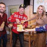 Lidový všeuměl Hruška dokonce v adventu pokřtil novou kuchařku. Kmotry byli moderátoři Lenka Špillarová a Josef Mádle.