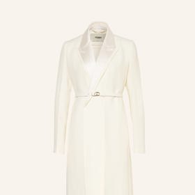 Nádherný kabát v barvě, za kterou by se nestyděla ani členka královské rodiny. Fendi, 98 480 Kč