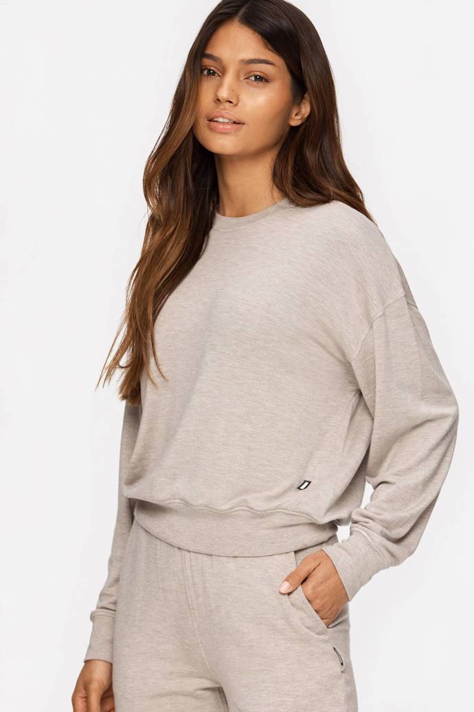 Oversize svetřík v něžném nude odstínu je maximálně pohodlný a působí romanticky. Strongerlabel, 1 785 Kč
