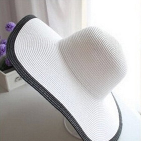 Bílý klobouk nejen pro členky královské rodiny. Využijete ho třeba na letní koktejlové párty či dostihy. Amirashop, 499 Kč