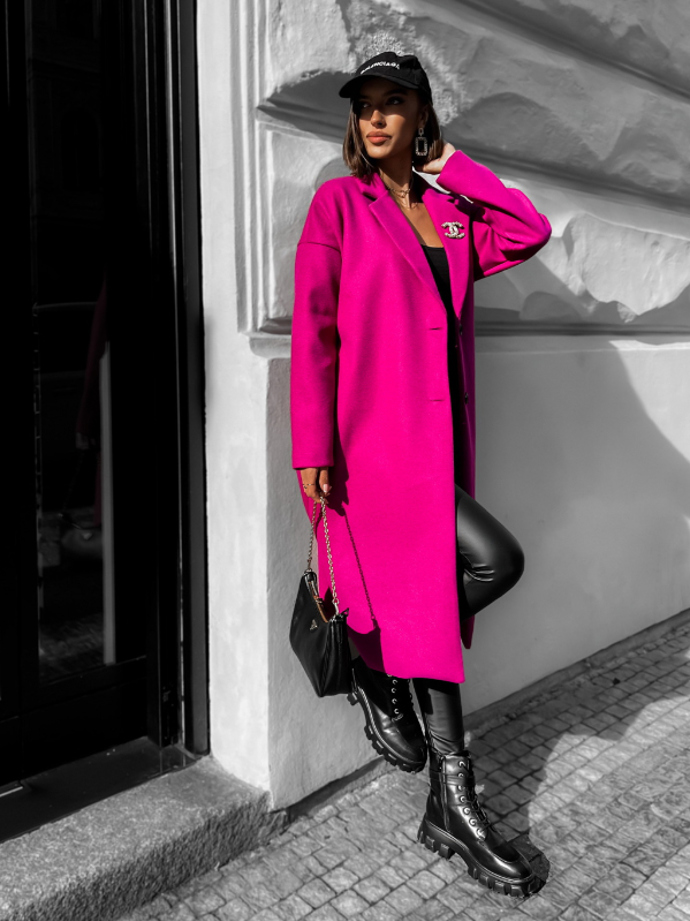 Barevný kabát se dá jednoduše sladit s černými legínami, ale dobře by vypadal i ke klasickým džínům. Erika Fashion, 1 199Kč