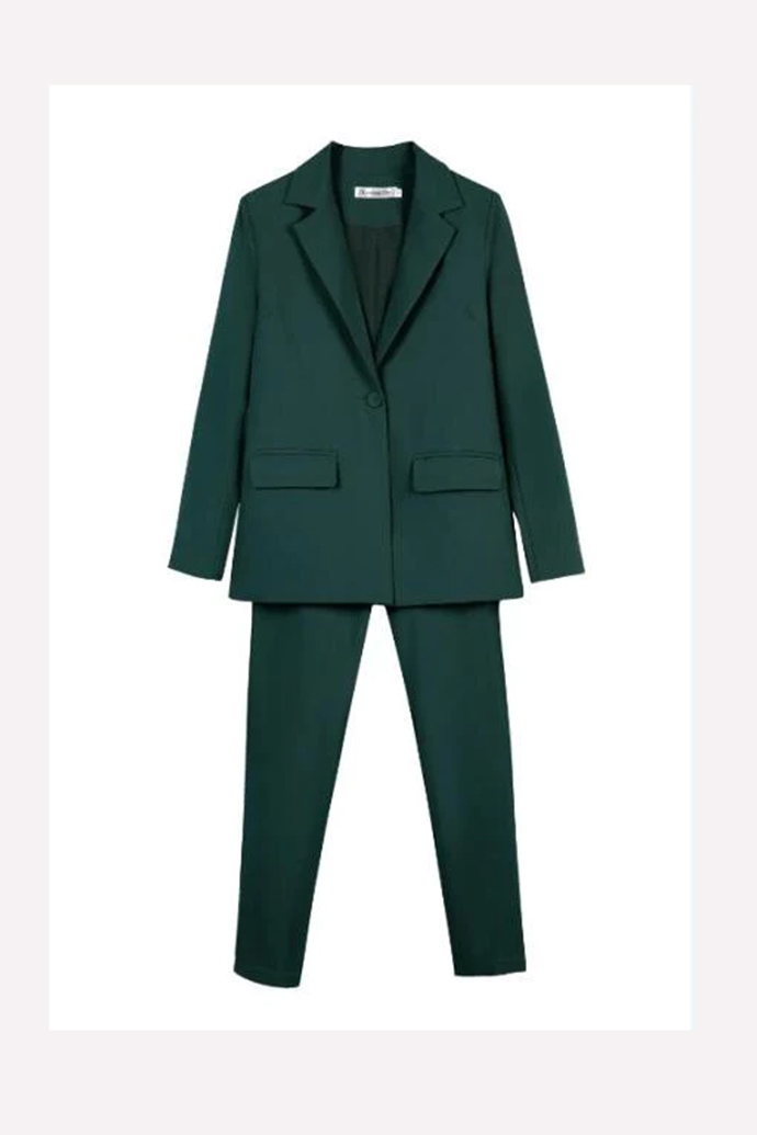 Dámský elegantní kostým v lahvově zelené barvě. ShopLand, 1 993 Kč