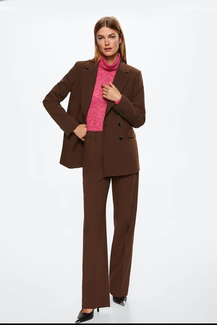 Rovné oblekové kalhoty a sako s dvouřadým zapínáním. Mango, 899 Kč a 1 599 Kč