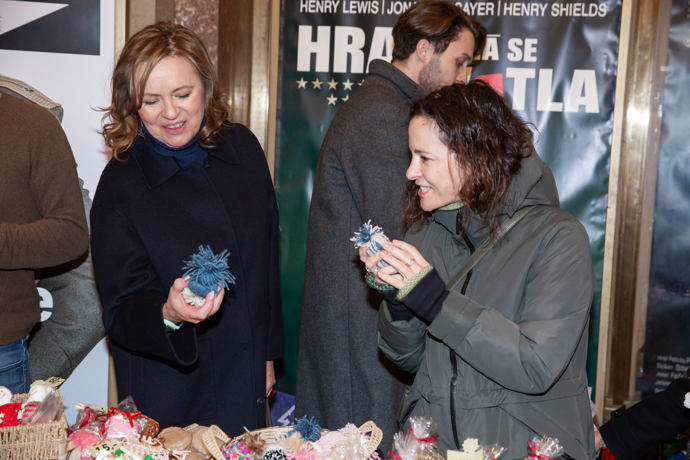 Herečka se na adventním trhu zapovídala s kolegyní Kristýnou Janáčkovou.