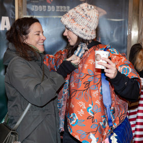 Zpěvačka a herečka Michaela Tomešová se v Divadle Bez zábradlí zdravila s kolegyní Kristýnou Janáčkovou.