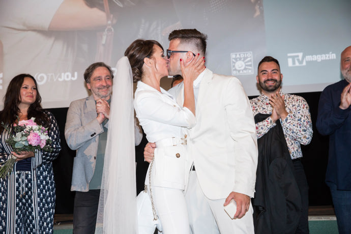 Svatba Sandry Novákové a Vojtěcha Moravce probíhala před fotografy a vyprodanou Lucernou.