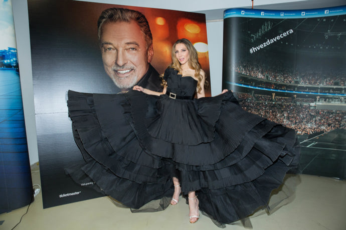 Olga Lounová vynesla pompézní černé šaty z dílny návrhářského dua Poner.