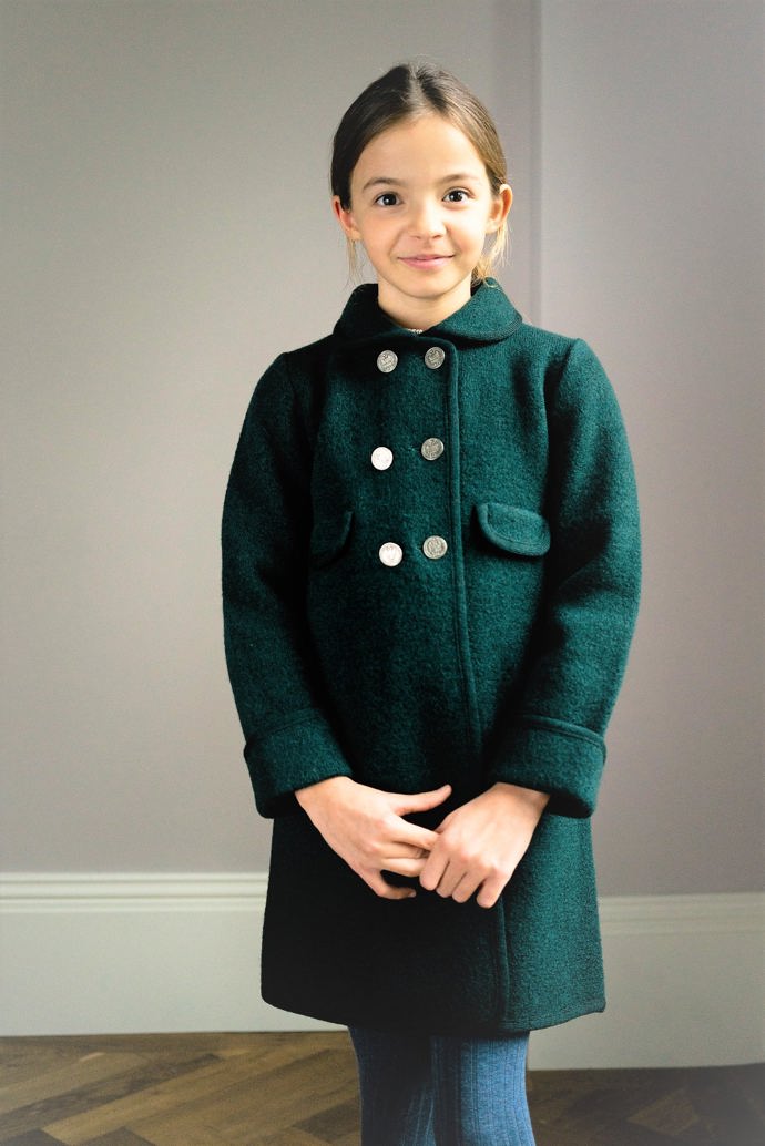 Tento zelený kabátek oblékla princezna Charlotte na vánoční procházku. Amaia London, 4 256 Kč