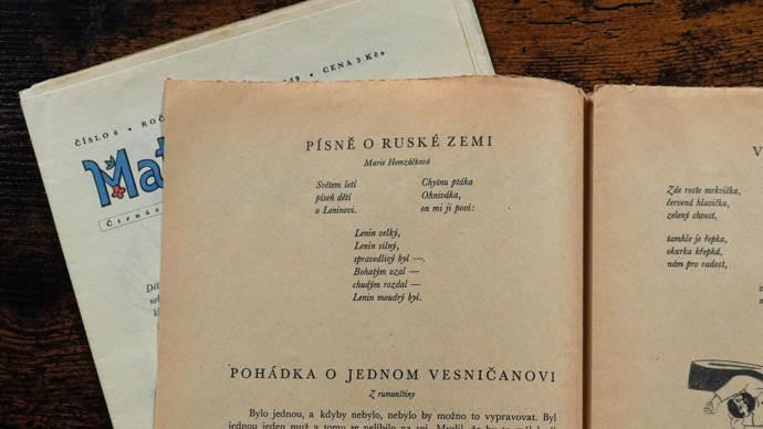 Píseň o ruské zemi už si na nic nehraje a Lenina zmiňuje.