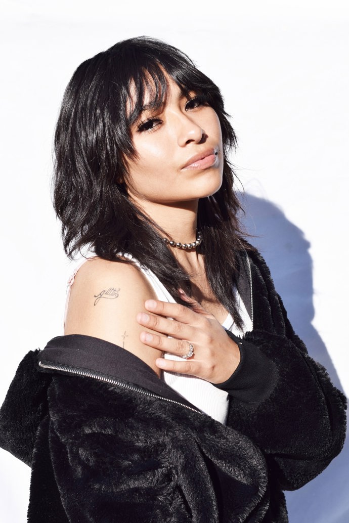 Wolf cut v tmavě hnědé barvě vypadá skvěle.