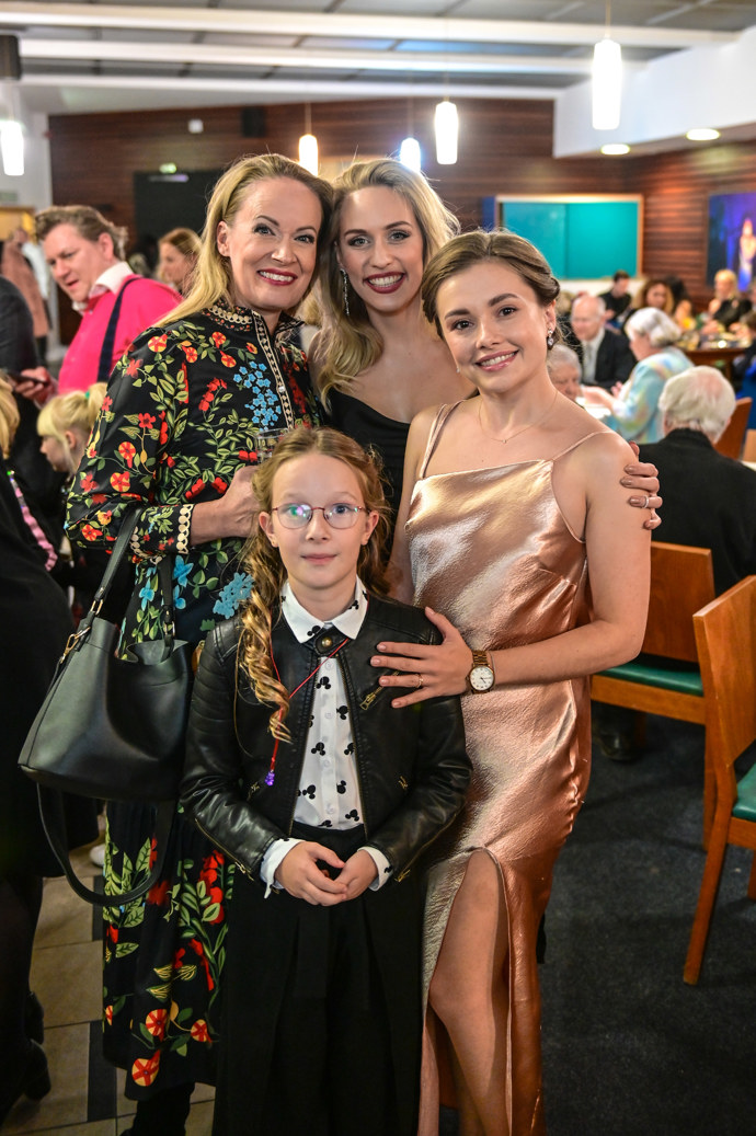 Po premiéře muzikálu Jane Eyrová s dcerou Maruškou a kolegyněmi Sárou Milfajtovou a Petrou Šimberovou.