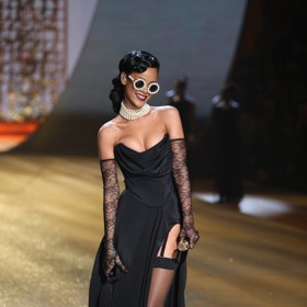 Zpěvačka Rihanna při vystoupení na přehlídce VS v elegantním modelu od Vivienne v roce 2012. 