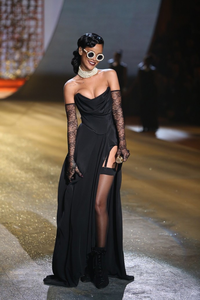 Zpěvačka Rihanna při vystoupení na přehlídce VS v elegantním modelu od Vivienne v roce 2012. 