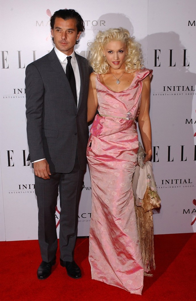 Šaty od Westwood oblékla na premiéru Letce v roce 2004 i zpěvačka Gwen Stefani. Na snímku s exmanželem Gavinem Rossdalem.