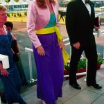 Tuto barevnou fantazii oblékla vévodkyně z Yorku na dostizích v červnu 1994. 