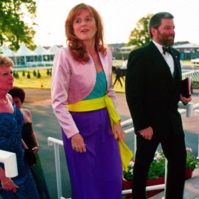 Tuto barevnou fantazii oblékla vévodkyně z Yorku na dostizích v červnu 1994.