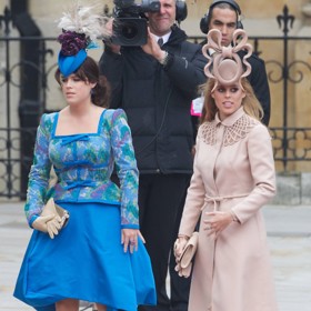 Princezny Beatrice a Eugenie na svatbě Prince Williama a Kate Middleton. Jejich klobouky od královského návrháře Philipa Treacyho obletěly svět.