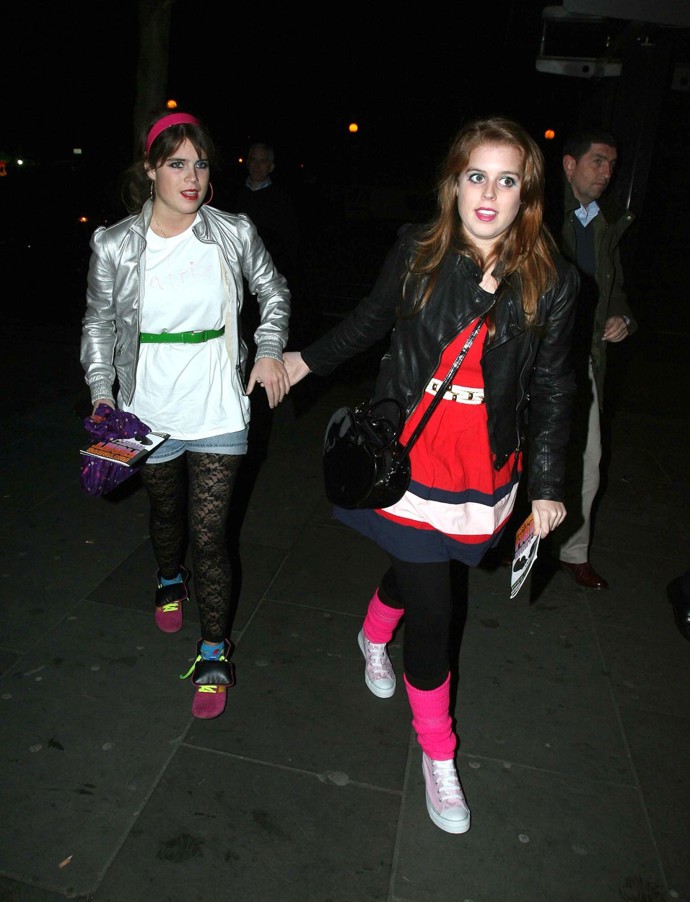 Tuhle divočinu vynesly princezna Eugenie a Beatrice na charitativní maškarní párty v roce 2008. Za co šly, můžeme jen hádat. 