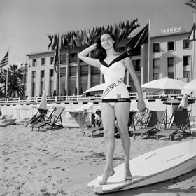 Mladičká Michèle Mercier na festivalu v Cannes. Fotka byla pořízena v roce 1955, kdy jí bylo šestnáct let.