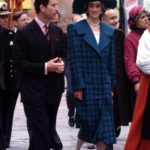 Princezna Diana v tartanovém kabátě od návrháře Davida Emanuela. 