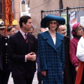 Princezna Diana v tartanovém kabátě od návrháře Davida Emanuela.