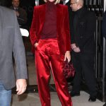 Dokonalý sváteční look se sametovým sáčkem a saténovými kalhotami pochází z kolekce Toma Forda, která vyšla na podzim a zimu v roce 2019.