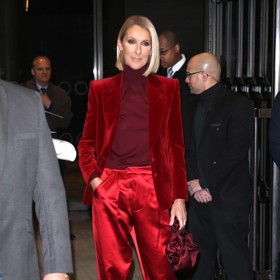 Dokonalý sváteční look se sametovým sáčkem a saténovými kalhotami pochází z kolekce Toma Forda, která vyšla na podzim a zimu v roce 2019.