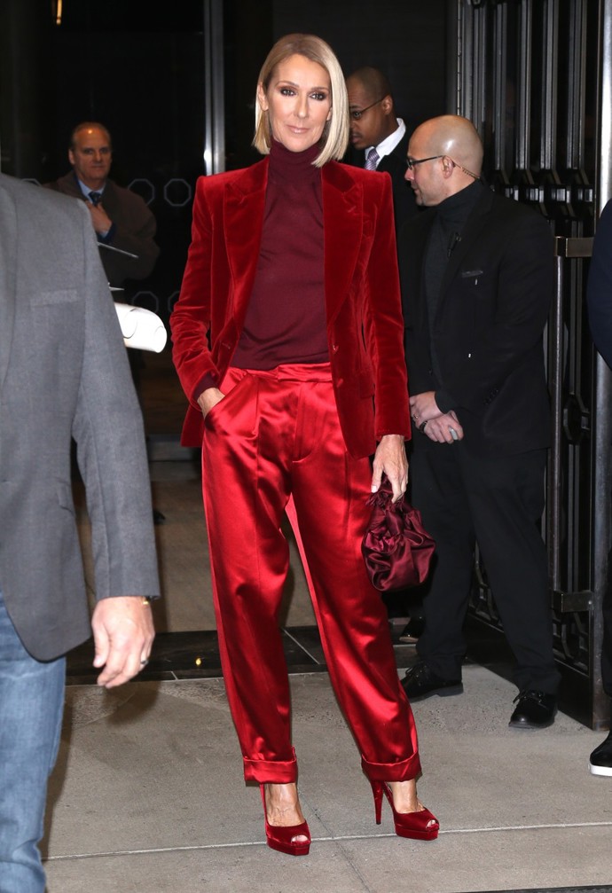 Dokonalý sváteční look se sametovým sáčkem a saténovými kalhotami pochází z kolekce Toma Forda, která vyšla na podzim a zimu v roce 2019.