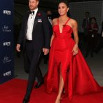 Hned na první akci po tom, co s princem Harrym odstoupili od královských povinností, zvolila Meghan Markle velmi výrazné korzetové šaty s hlubokým rozparkem od značky Carolina Herrera v sytě červené barvě. Být vidět se rozhodně nebojí.