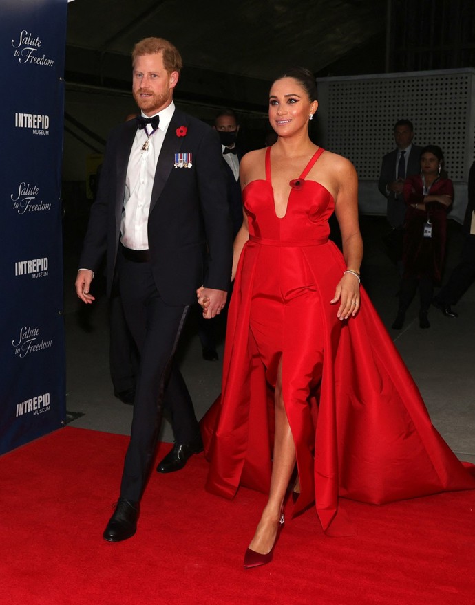 Hned na první akci po tom, co s princem Harrym odstoupili od královských povinností, zvolila Meghan Markle velmi výrazné korzetové šaty s hlubokým rozparkem od značky Carolina Herrera v sytě červené barvě. Být vidět se rozhodně nebojí.