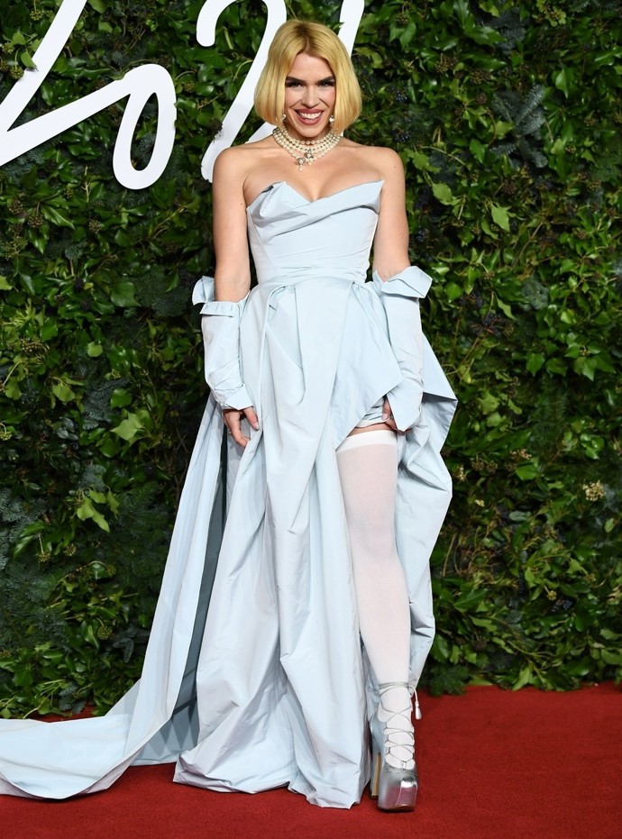 Další z odvážných modelů Westwood na herečce a zpěvačce Billie Piper na módních cenách v Londýně v roce 2021. 