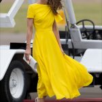 Kate v nádherných žlutých šatech od návrhářky Roksandy Brigitte. Šaty oblékla letos dvakrát. Poprvé na Jamajce a podruhé na tenisovém Wimbledonu v Londýně.
