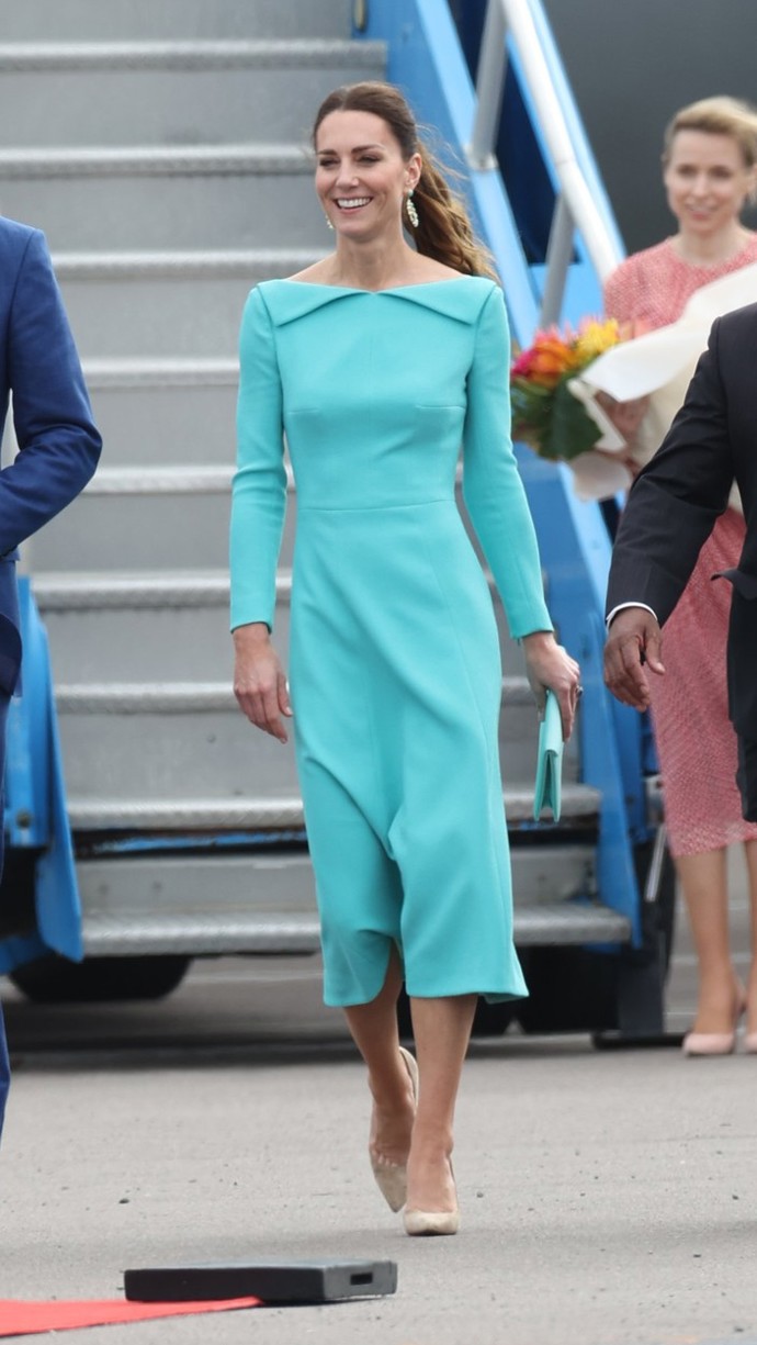 Kate Middleton při příletu na Bahamy. Na sobě měla akvamarínové šaty od své oblíbené návrhářky Emilie Wickstead.