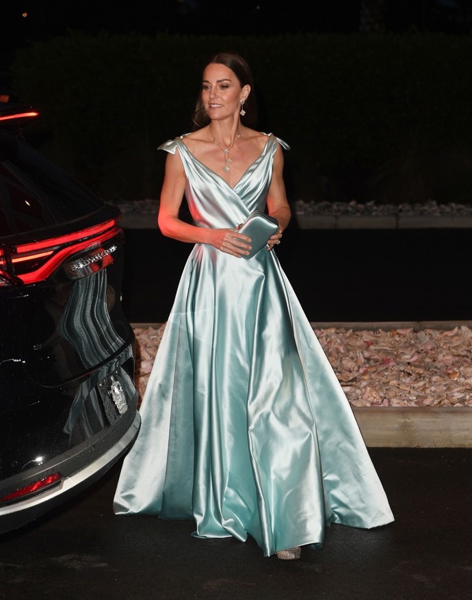 Kate jako Popelka z Disneyho pohádek. Během karibského turné měla na sobě úchvatné saténové šaty od vídeňské návrhářky Phillipy Lepley.