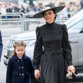 Dvě princezny na jedné fotografii. Charlotte to s maminkou Kate neuvěřitelně sluší.