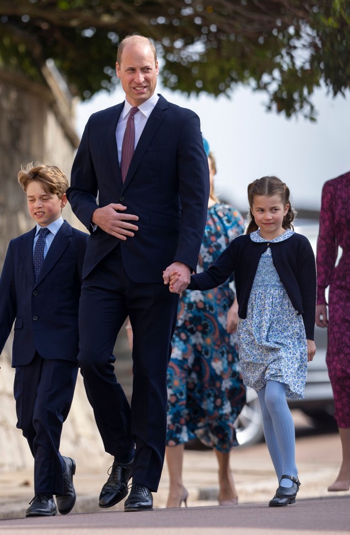 Princ George a princezna Charlotte s tatínkem Williamam. Jak vidíte, Charlotte má opět na sobě outfit ve své oblíbené modré barvě. 