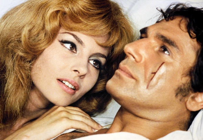 Angelika je nejslavnější rolí Michèle Mercier. Na snímku je filmová hrdinka i se svou životní láskou Joffreym de Peyracem v podání Roberta Hosseina.