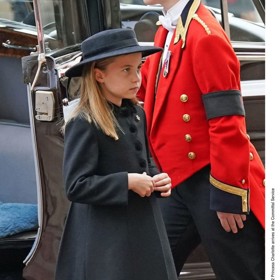 Charlotte oblečená v černém smutečním kabátě na pohřbu své prababičky, královny Alžběty II.