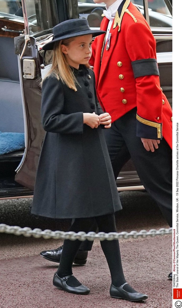 Charlotte oblečená v černém smutečním kabátě na pohřbu své prababičky, královny Alžběty II.