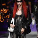 Punková červená zářila na přehlídce Versace jaro/léto 2023.