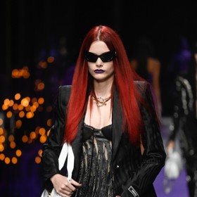 Punková červená zářila na přehlídce Versace jaro/léto 2023.