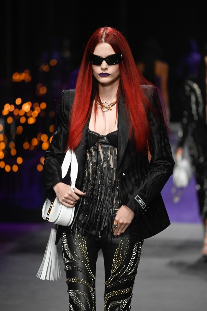 Punková červená zářila na přehlídce Versace jaro/léto 2023.