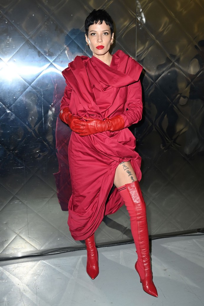 Nápaditý model od Westwood vynesla zpěvačka Halsey na jednu z jejích přehlídek. Ta její modely oblékala pravidelně, protože má stejně jako návrhářka rebelství a aktivismus v krvi. 