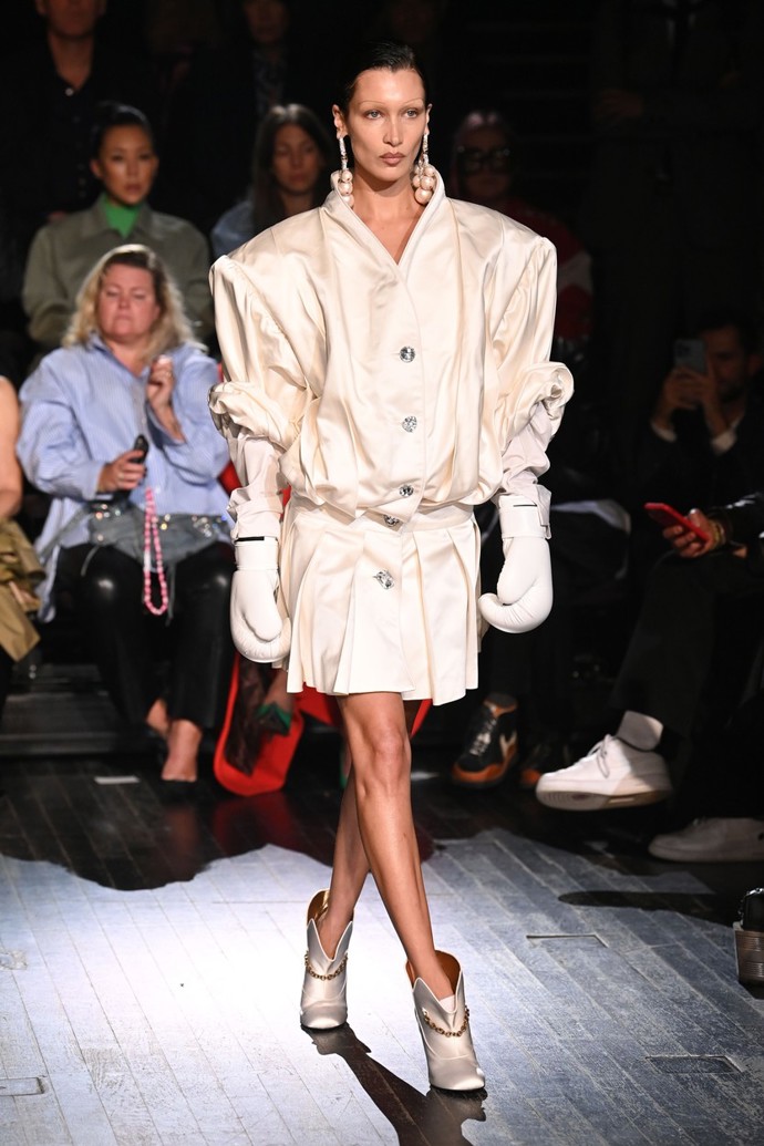 Typicky lehce bizarní model na modelce Belle Hadid. 