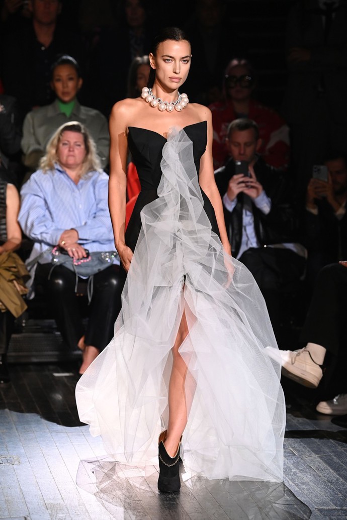 A něco z poslední podzimní přehlídky značky Vivienne Westwood. Tyto krásné šaty předvedla na mole Irina Shayk. 