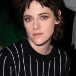Kristen Stewart a její střapatý účes na přehlídce Chanel jaro/léto 2023.