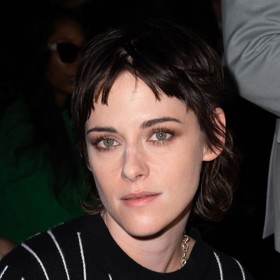 Kristen Stewart a její střapatý účes na přehlídce Chanel jaro/léto 2023.
