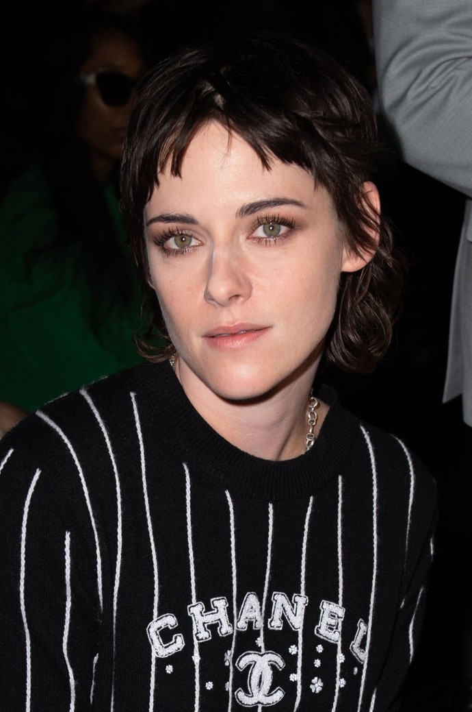 Kristen Stewart a její střapatý účes na přehlídce Chanel jaro/léto 2023.