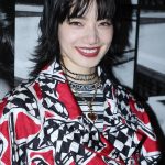 Herečka a modelka Nana Komatsu na pařížském týdnu módy.